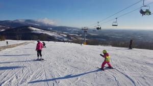 een groep mensen die skiën op een skipiste bij Apartmán Astomo in Vrchlabí +2 foto's