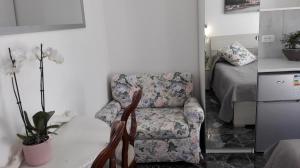 sala de estar con silla y mesa en MinihouseLarissa diVerona, en Verona
