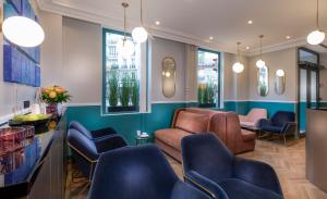 salon z niebieskimi krzesłami i poczekalnią w obiekcie Hotel Elysa-Luxembourg w Paryżu