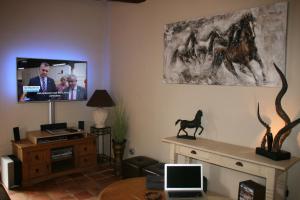 Et tv og/eller underholdning på Gîte de Vacances - Côtes d Armor - Pluduno, Plancoët