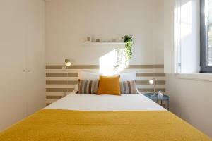 1 dormitorio con 1 cama con manta amarilla en Sweet Flat 4Two in City Center, Balcony & Air Conditioning en Oporto