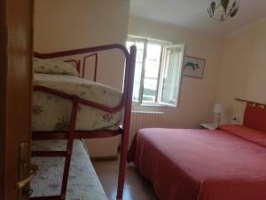 1 Schlafzimmer mit 2 Etagenbetten und einem Fenster in der Unterkunft A due passi dal Gran Sasso in Fano a Corno