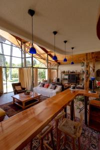 una sala de estar con una gran mesa de madera en una habitación en Parcela Olmué La Luz, en Olmué