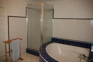 Et badeværelse på Gîte de Vacances - Côtes d Armor - Pluduno, Plancoët + 14 billeder