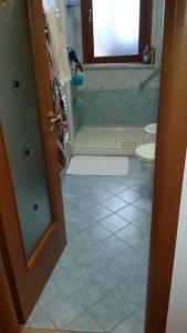 La salle de bains est pourvue de toilettes et d'un lavabo. dans l'établissement STANZA Juventus, con servizio navetta a richiesta, à Turin