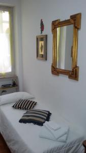 - une chambre avec un lit et un miroir mural dans l'établissement STANZA Juventus, con servizio navetta a richiesta, à Turin