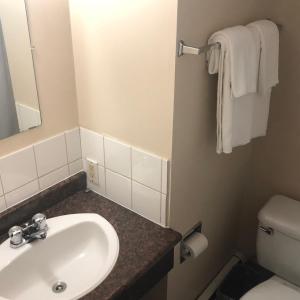łazienka z umywalką i toaletą w obiekcie Jockey Motel w mieście Edmonton