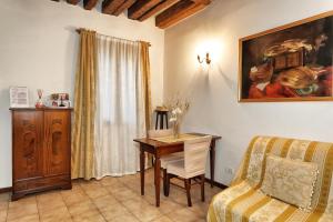 Habitación con escritorio, cama y mesa. en Appartamento Rialto Laura, en Venecia