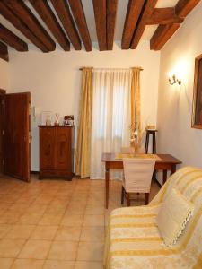 um quarto com uma cama, uma secretária e uma mesa em Appartamento Rialto Laura em Veneza