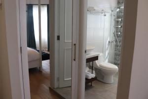 Koupelna v ubytování Hotel Conde de Penalba + 36 fotografií