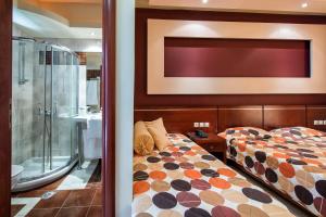 Postel nebo postele na pokoji v ubytování Canadian Hotel