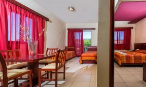 Postel nebo postele na pokoji v ubytování Canadian Hotel