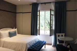 1 dormitorio con cama, ventana y mesa en Hotel Conde de Penalba en Santo Domingo