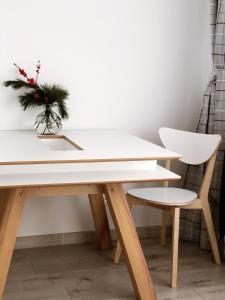 ホジェシュにあるŁazienki Chodzieskieの白いテーブルと椅子