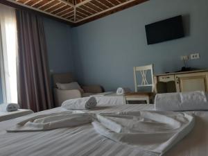 Postel nebo postele na pokoji v ubytování Hotel Sarajet e Pashait 2