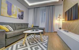 uma sala de estar com um sofá e uma mesa em Apartment A17 LUX em Jahorina