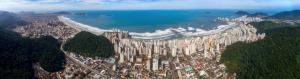 an aerial view of a large city next to the ocean at Hotel Guarumar in Guarujá