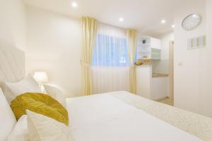 En eller flere senge i et værelse på Best location Apartments