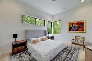 A bed or beds in a room at Stunning Modern Home w Pool & Hot Tub in DT Austin