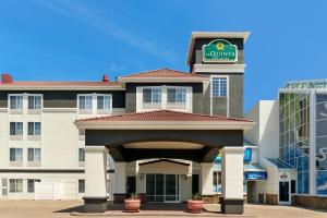 a front view of a hotel with a building at La Quinta by Wyndham Rapid City in Rapid City