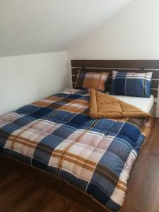 Ein Bett oder Betten in einem Zimmer der Unterkunft Gold Apartment