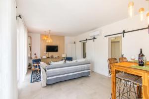 Televízia a/alebo spoločenská miestnosť v ubytovaní Apartment 4 Olives