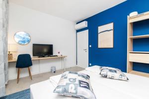 Televízia a/alebo spoločenská miestnosť v ubytovaní Apartment 4 Olives