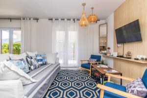 Televízia a/alebo spoločenská miestnosť v ubytovaní Apartment 4 Olives