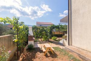 Vonkajšia záhrada v ubytovaní Apartment 4 Olives