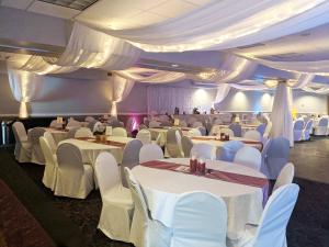 Posezení v ubytování AmericInn by Wyndham Mankato Event Center near MSU + 37 fotografií