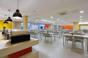 a restaurant with tables and chairs and a cafeteria at OLÍMPIA PARK RESORT HOTEL in Olímpia