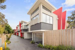 uma casa com uma seta vermelha ao lado dela em Phillip Island Townhouses em Cowes