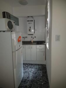 eine Küche mit einem weißen Kühlschrank im Zimmer in der Unterkunft Monoambiente Centro ESTRATÉGICA UBICACIÓN in Buenos Aires