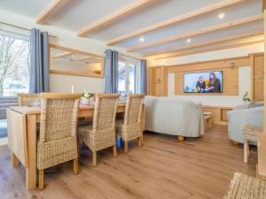 TV a/nebo společenská místnost v ubytování Ferienhaus Gretel in Zorge