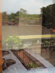 Kampung Sari Homestay的阳台或露台