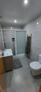 un bagno con wc, lavandino e doccia di Casa do João Bento a Água de Alto Altre 16 foto