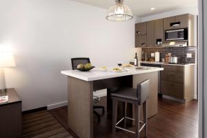Kuchyň nebo kuchyňský kout v ubytování Hyatt House Indianapolis Fishers