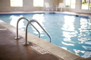 uma piscina com uma escada que conduz à água em Hyatt Place Indianapolis Fishers em Fishers