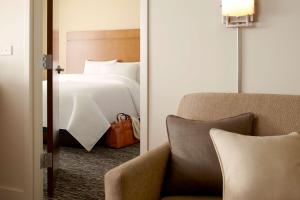 Postel nebo postele na pokoji v ubytování Hyatt House Indianapolis Fishers