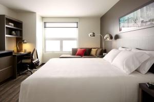 Postel nebo postele na pokoji v ubytování Hyatt House Indianapolis Fishers