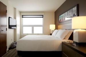 Postel nebo postele na pokoji v ubytování Hyatt House Indianapolis Fishers