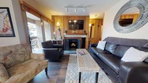sala de estar con sofá y chimenea en Vail 21 - CoralTree Residence Collection, en Vail