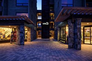 una calle vacía delante de un edificio por la noche en Vail 21 - CoralTree Residence Collection, en Vail