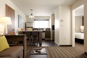 Kuchyň nebo kuchyňský kout v ubytování Hyatt House Indianapolis Fishers
