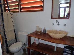 Bathroom sa Whispering Palms - Absolute Beachfront Villas