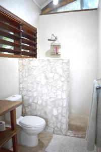 Bathroom sa Whispering Palms - Absolute Beachfront Villas