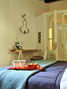 Una cama o camas en una habitación de Stylish duplex in Caseros Boulevard - San Telmo