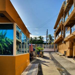 ein gelbes Gebäude mit Seitenfenstern in der Unterkunft Apartamentos Sweet Island in San Andrés