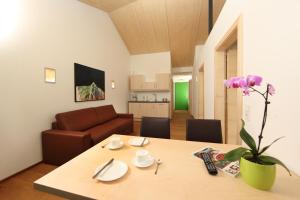 ein Wohnzimmer mit einem Tisch und einem Sofa in der Unterkunft Die Dorfvilla in Maishofen