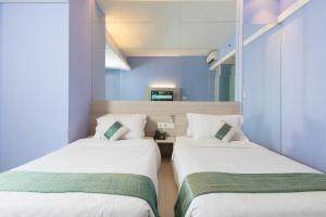 מיטה או מיטות בחדר ב-Royal City Hotel